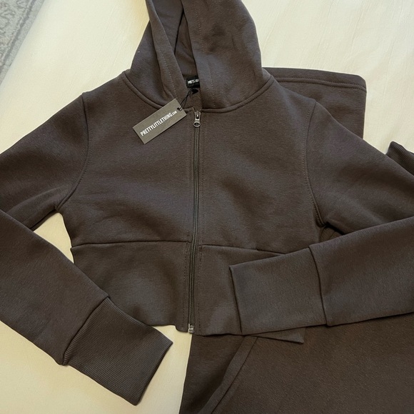 Brown Women's Two-Piece Lounge Set
Size small top and medium bottoms - Picture 4 of 4